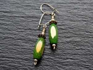 Ørering med grøn træperle