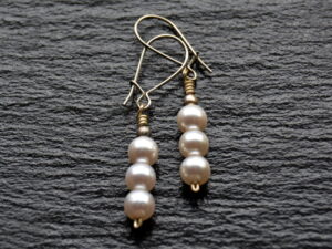 Ørering med tre hvide perler