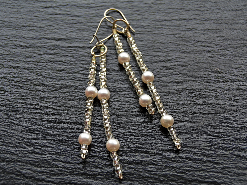 Ørering med to rækker hvide perler