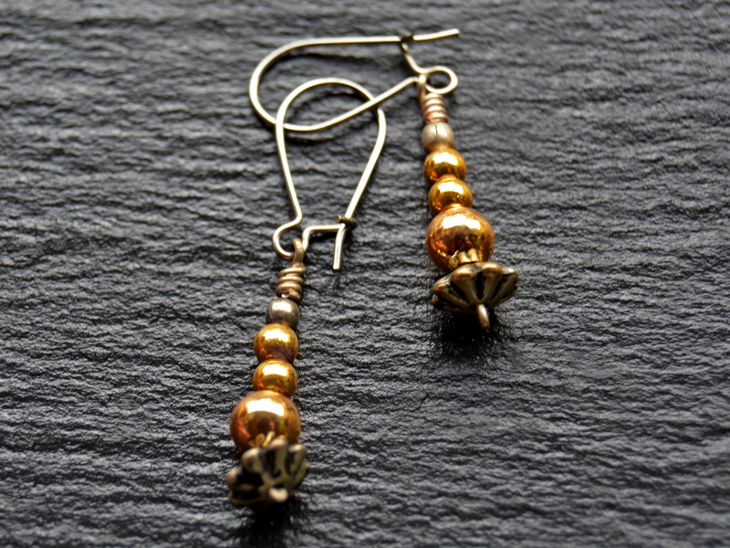 Ørering med gyldne perler